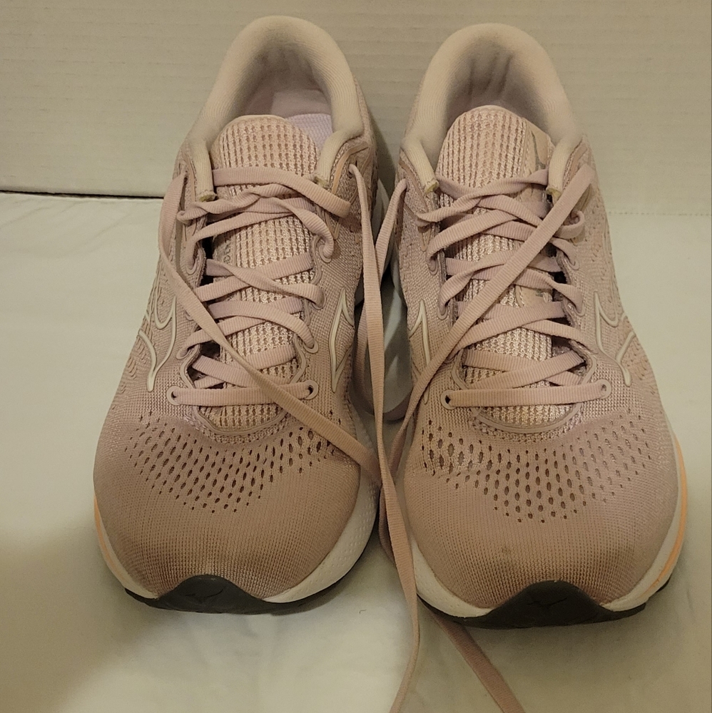 Women Mizuno rider size 9